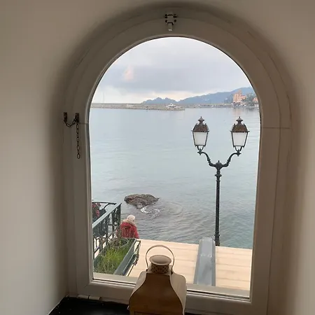 Uno Sguardo Sul Mare *